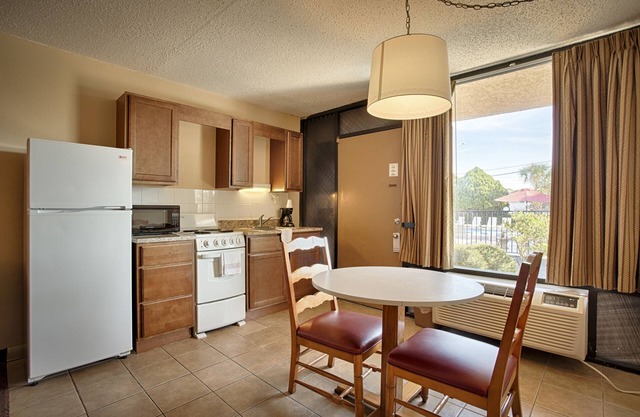 Tarpon Shores Inn