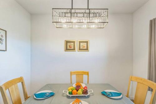 Taste of Tucson Getaway with 3 King beds and views of Silverbell golf course and mountains