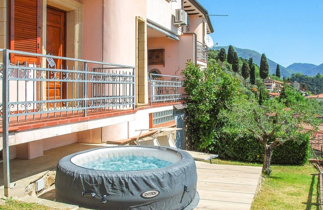 Tasteful semi-detached house with jacuzzi in Tuscany.