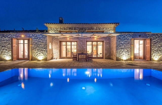 Tasteful Single Storey Villa with Private Pool and Outdoor Jacuzzi, Direct Access to the Sea!