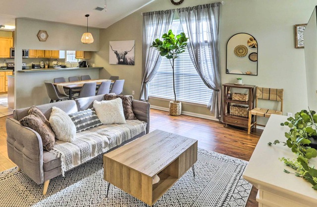 Tasteful Tallahassee Home: 7 Mi to Downtown!