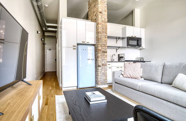 Tasteful Wicker Park 1BR w/ W/D, 1 block to L, Six Corners, by Blueground