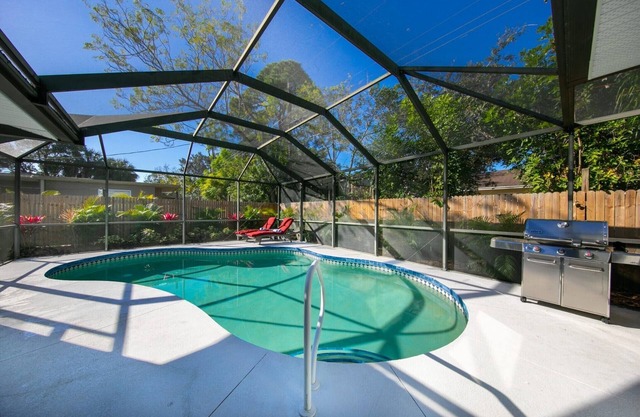 Tastefully remodeled pool home 7 minutes from the Siesta Key Beach