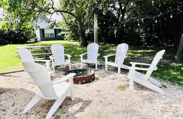 Tastefully Renovated Cottage 2.5 Blocks to the Beach