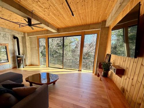 TATEYA VACATION Modern and natural quiet suite by the creek