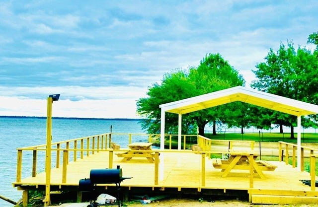 TAWAKONI WATERFRONT LAKE HOUSE WITH DOCK - 4 BDR, 4 BA - WILLS POINT.