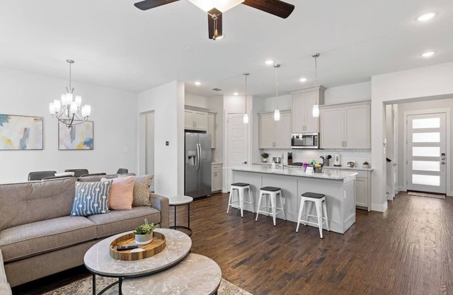 TCH - Charming 3bd/2.5ba home in Dallas w/Office