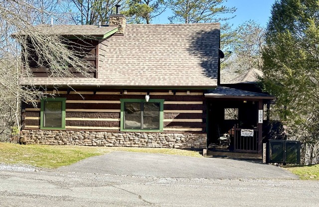 TENNESSEE CABIN! CONVENIENT LOCATION! COZY & COMFORTABLE! BOOK TODAY!