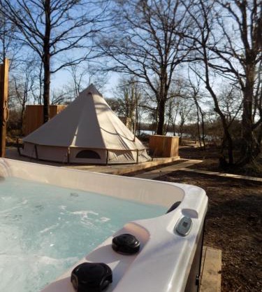 Tente avec jacuzzi vue lac 1