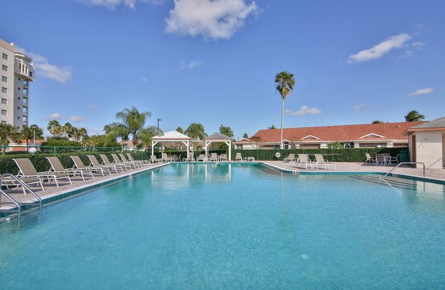 Terra Ceia Beauty! Golf Course, Heated Pool, WIFI, Nature Trail and much more