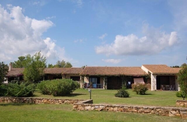 Terraced house in an exclusive residence with private access to the beach.