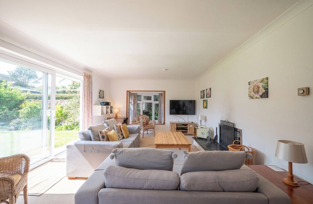 Terrific pet friendly 4-bedroom cottage in Stoke Fleming