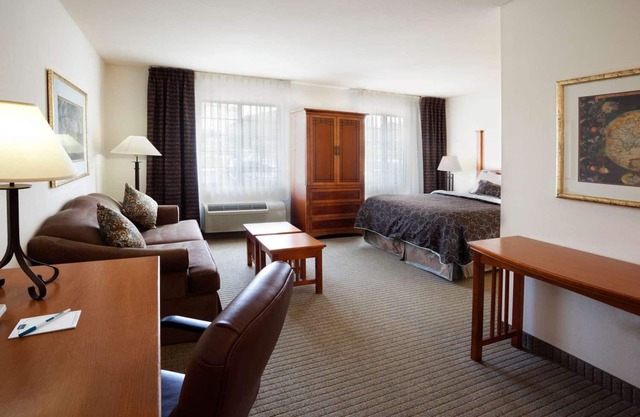 Texas History Tour! Fully-equipped Kitchen, Free Breakfast, Outdoor Pool!