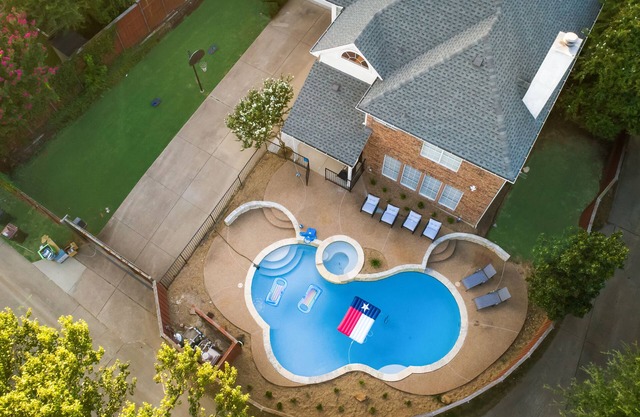 Texas Size 5Bed 3.5Bath, Heated Spa, Pool