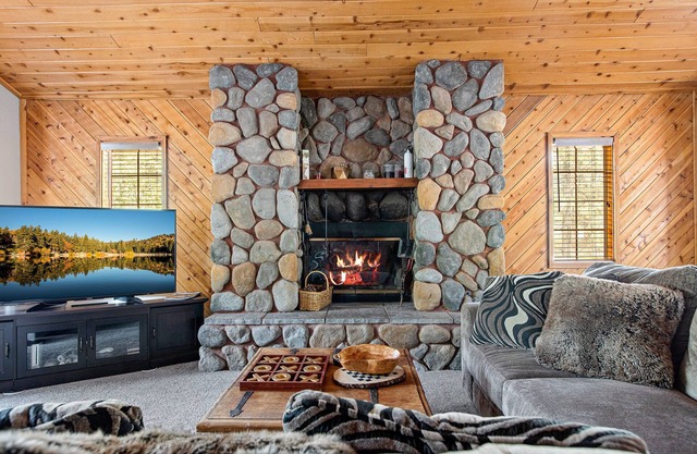 The 717, 2BD/2BA Cozy Big Bear Cabin Close to Slopes Games & Forest Views