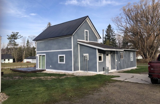 The 7429 cheboygan street , Alanson , Mi3 bedrooms , bathroom , tub , shower