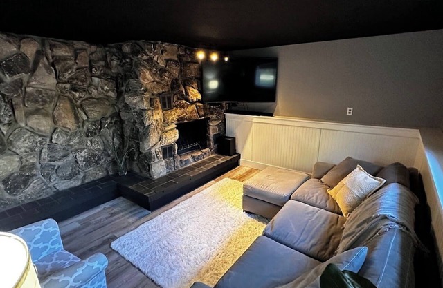 The 8's, farmhouse chic 4-bedroom w/garage access in Grand Marais, pet friendly