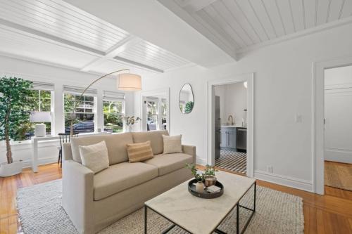 The Adaline Room #7 - Gorgeous Hyde Park Apartment, 2nd Floor, Steps to Bayshore