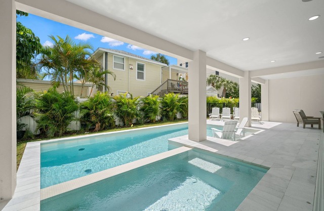 The Akoya Pearl - 2 Beach Homes Steps From CWB