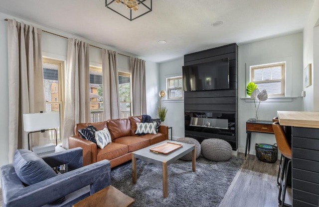 The Akron Retreat: Modern 3-Bedroom Oasis