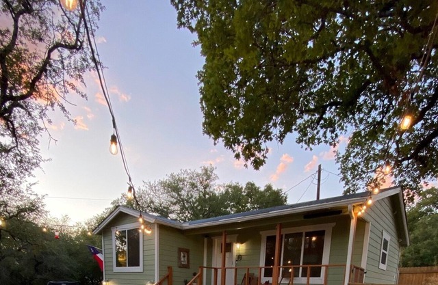 The Aloha Cowboy - Private Home Near Lake Austin Spa