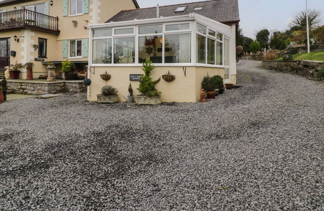 THE ANCHORAGE APARTMENT, pet friendly, with a garden in Tynygongl