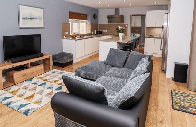 THE ANNEX AT MILNERS HOLT, pet friendly, with open fire in Bawtry
