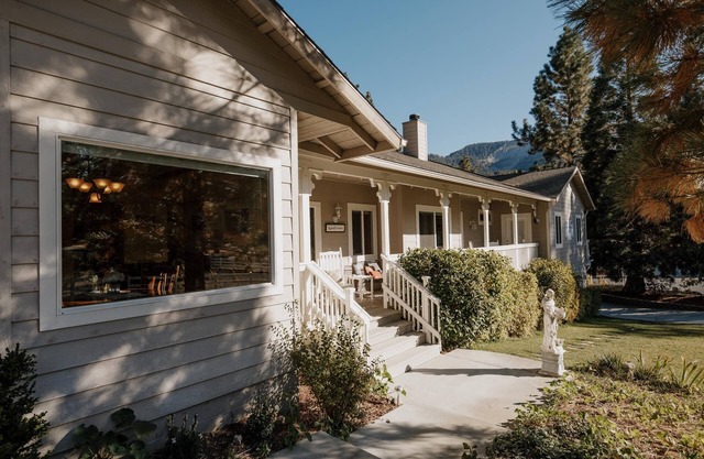 The Applewood Inn - BRIGHT & SPACIOUS Mountain Retreat!