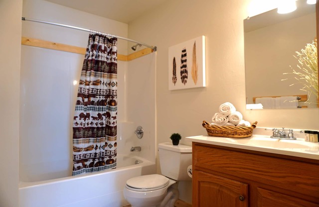 The Aspen-Comfortable two bedroom, just two minutes to Yellowstone