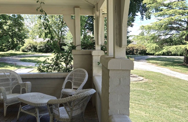 The Avenue Anahdale -Hidden 2.7Acre Estate in town