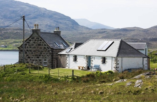 THE BARN AT REEF, pet friendly, with open fire in Timsgearraidh