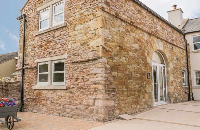 THE BARN, family friendly, character holiday cottage in Workington