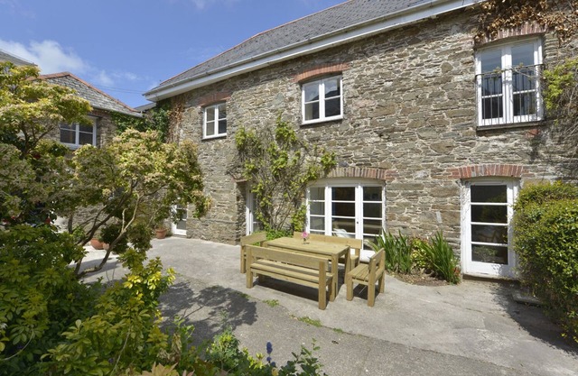 THE BARN, family friendly, luxury holiday cottage in Aveton Gifford