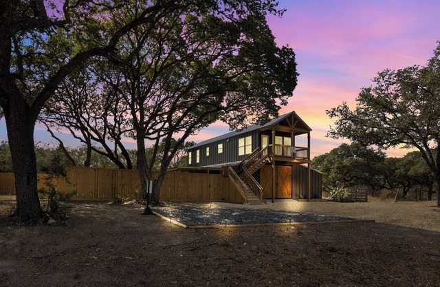 The Barn Haus ~ unique Hill Country experience, Hot Tub and Pet Friendly!
