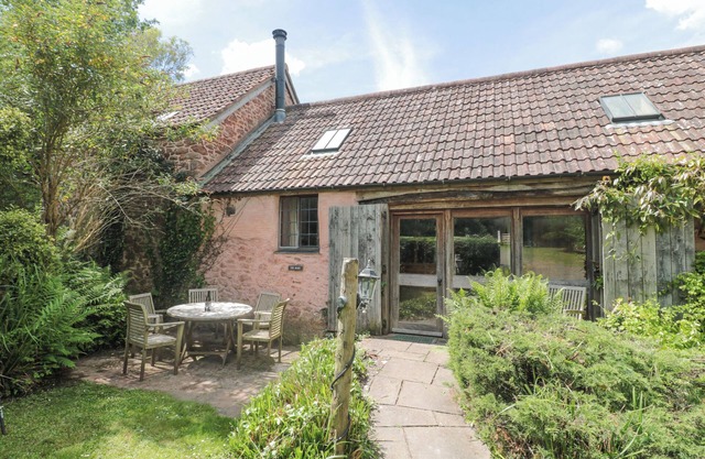 THE BARN, pet friendly, character holiday cottage in Bicknoller
