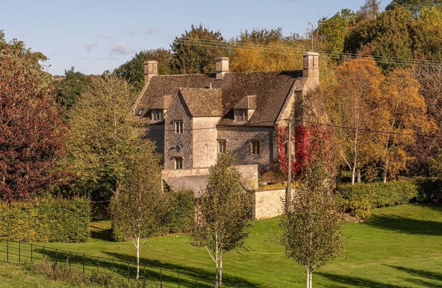 The Barracks - sleeps 6 guests in 3 bedrooms