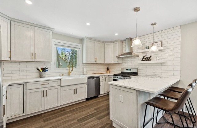 The Bay Getaway sleeps 10 + pet friendly! 3 blocks to beach, dining/entertainment & boat rentals