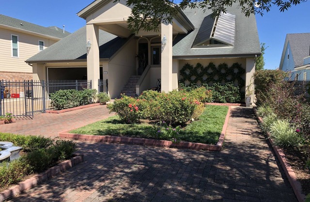 The Bay House Kemah - Houston area Bayfront Home w/Elevator & Bay Views
