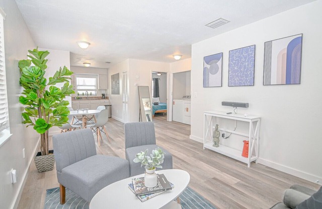 The Bayside Retreat – Modern 2BR Villa Near Downtown Tampa w/Parking & Wi-Fi