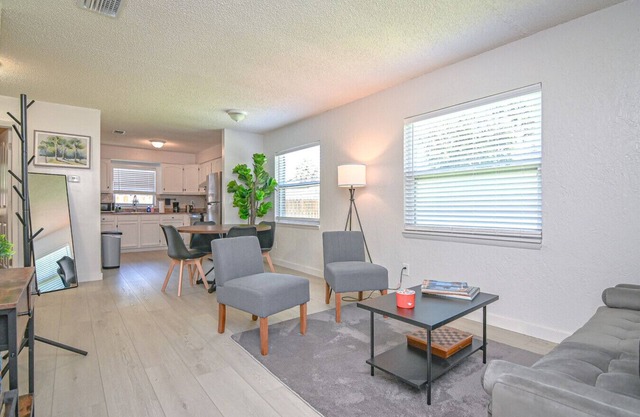 The Bayside Retreat – Modern 2BR Villa Near Downtown Tampa w/Parking & Wi-Fi