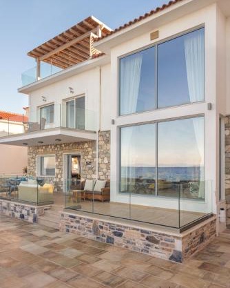 The Beach House - Mansion with Swimming Pool