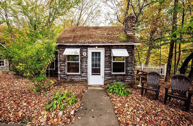 The Bear's Den: Rustic Escape | PemiCabins