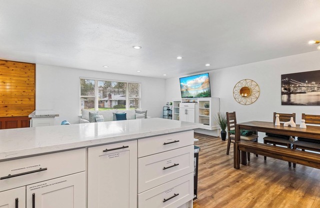 The Benson - Cozy Modern 4bd by Airport & DT