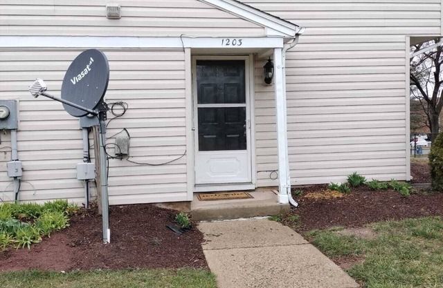 The Big Beautiful Townhouse with AC, WiFi in Frederick
