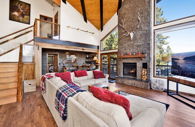 The Birdhouse Big Bear Lake | Pool Table | Foosball | Hot Tub