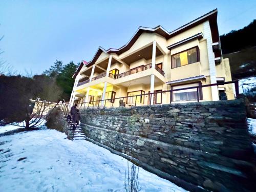 The Bliss & Blossom Mansion Kufri I Peaceful Villa I Group of Exotic Stays