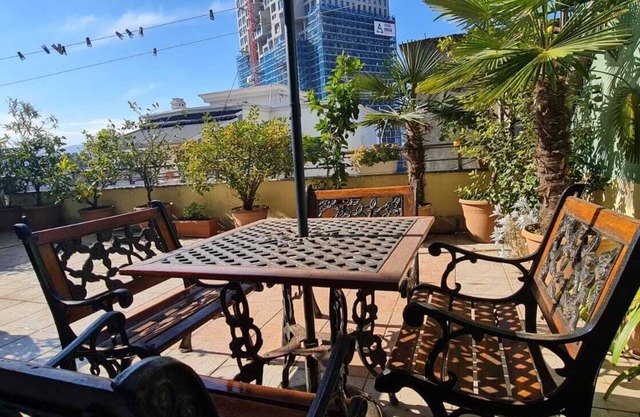 The Bloom Veranda - Elegant City Center Retreat