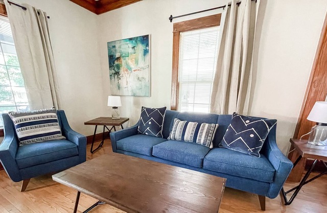 The Blue Bungalow - 3 minutes to downtown, walk to Bryan West!