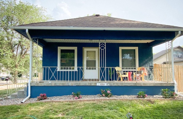 The Blue Bungalow with BBQ Pit