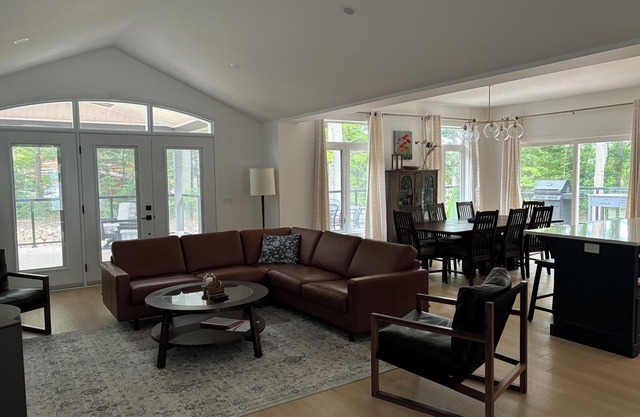 The Bluehaus - Modern Lux Cottage, Bayfield Getaway!